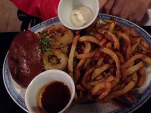 The Kraut: Poulethackburger, Wasabi-Sauerkraut, frittierte Zwiebeln, Laugen-Brötchen